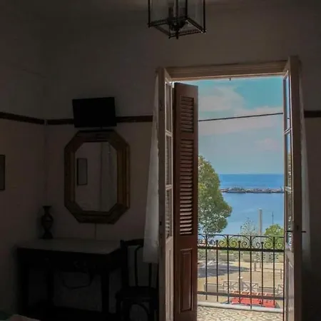 στρατής *